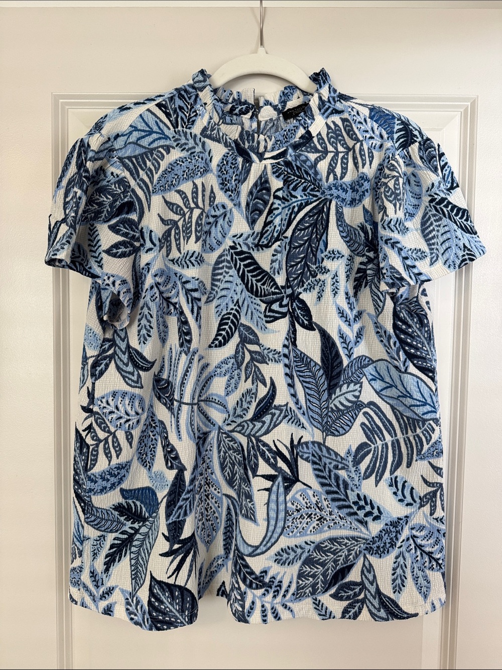 Ann Taylor Blue Leaf Print Short Sleeve Women's Top